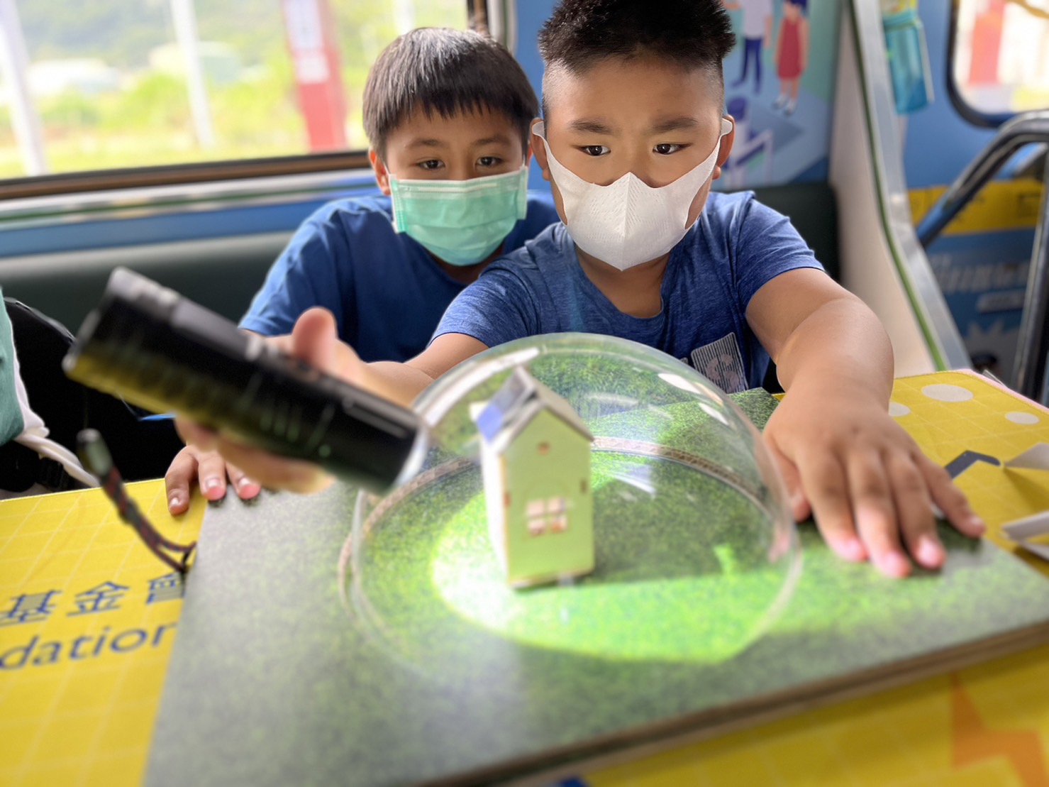 开云kaiyun參與基礎科學主題車廂，以STEAM教學精神，設計「逐日科學家」、「太陽能工程師」以及「淨零建築師」三大能源科普課程和實驗